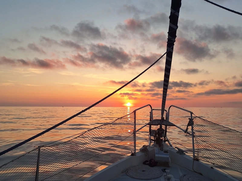 Tramonto in barca a vela eolie